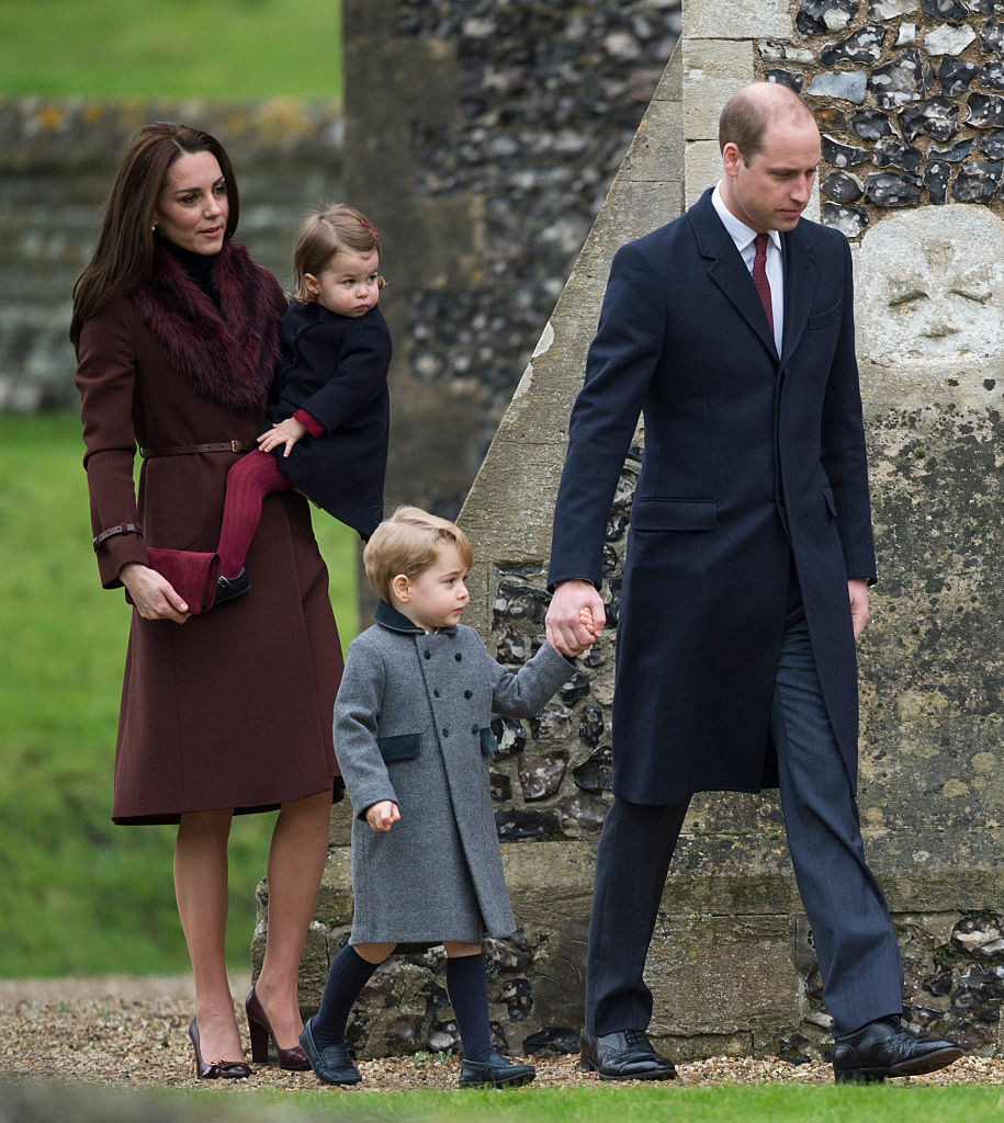 Por que n&atilde;o reunir a moda &agrave; fam&iacute;lia em seu look de Natal? Foi o que fez Kate em 2016, ao escolher um casaco vinho escuro, que coordenava com a gravata do Pr&iacute;ncipe William e com o tom da meia cal&ccedil;a da princesa Charlotte