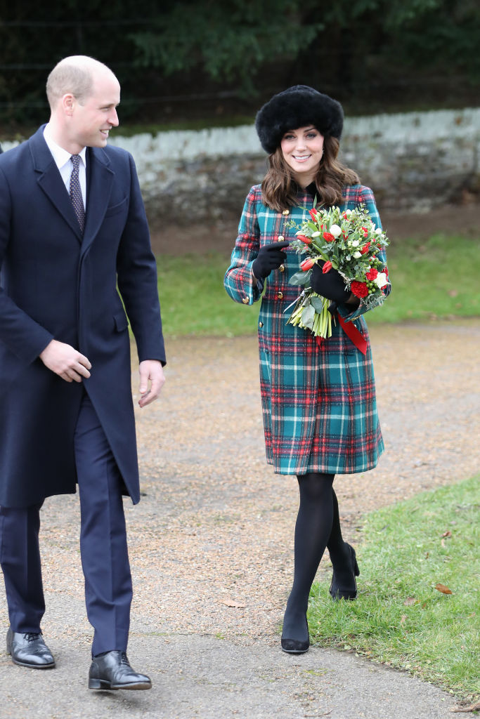 Em 2017, Kate surpreendeu e apostou em um casaco xadrez da Miu Miu, com meia cal&ccedil;a, sapatos Tod&acute;s, bolsa Mulberry e chap&eacute;u peludo da Peruvian Connection