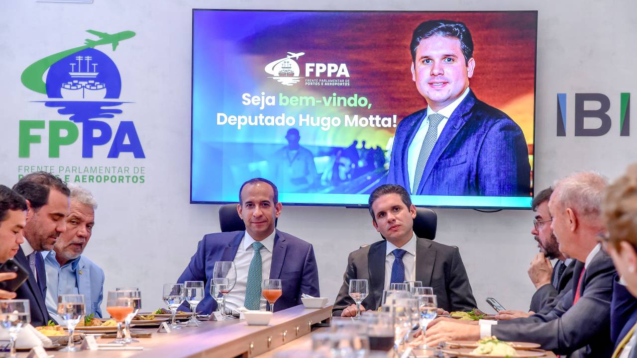 O deputado federal Hugo Motta (Republicanos-PB), candidato à Presidência da Câmara, participou de almoço oferecido nesta terça-feira pela Frente Parlamentar Mista de Portos e Aeroportos, presidida pelo deputado Paulo Alexandre Barbosa (PSDB-SP)