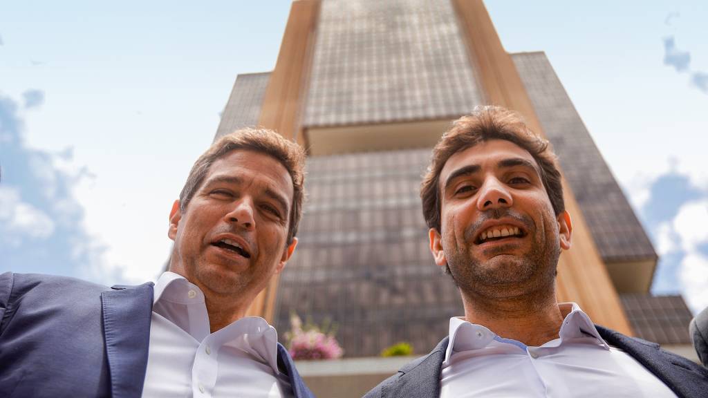 Enquanto os juros caem no exterior, Brasil fez movimento inverso em 2024