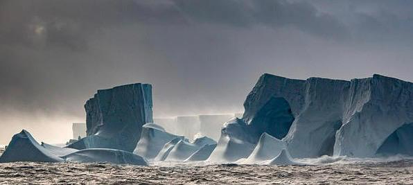 O maior iceberg do mundo, conhecido como A23a, que voltou a se movimentar pelo Oceano Antártico.