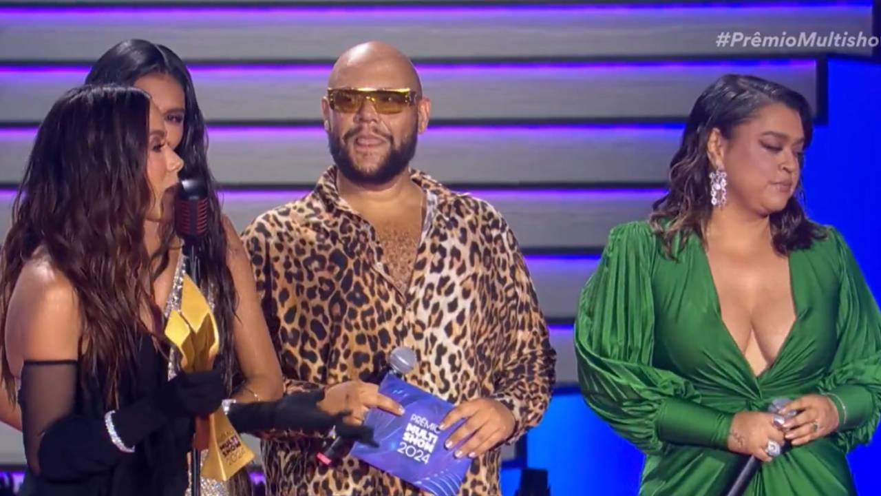 Anitta recebe prêmio de Gominho e Preta Gil
