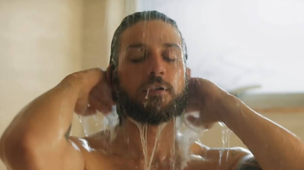 Globo fatura com banho de Chay Suede em ‘Mania de Você’