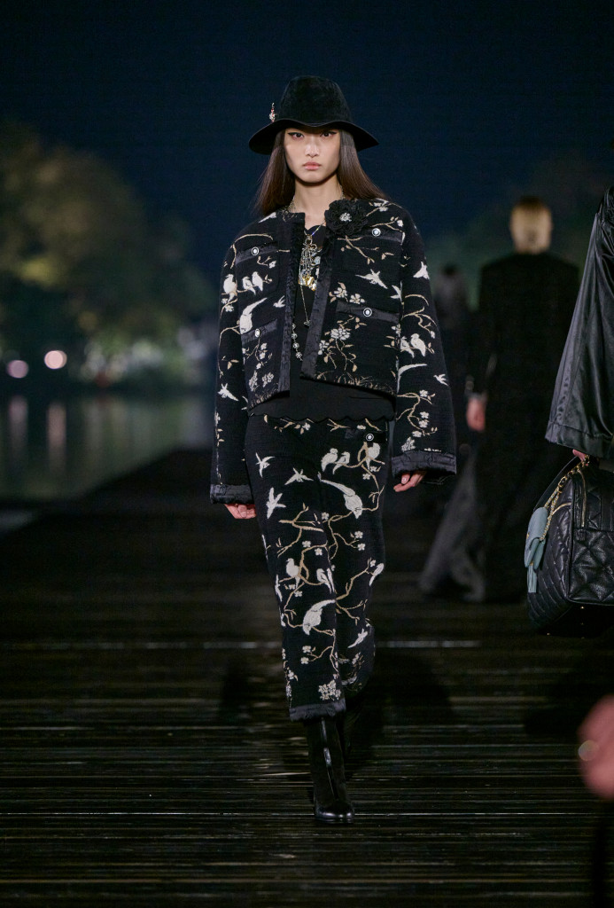 coco-chanel-china-desfile-metiers-art 2 Inspirações na flora e fauna do Lago do Oeste, em Hangzhou, na China