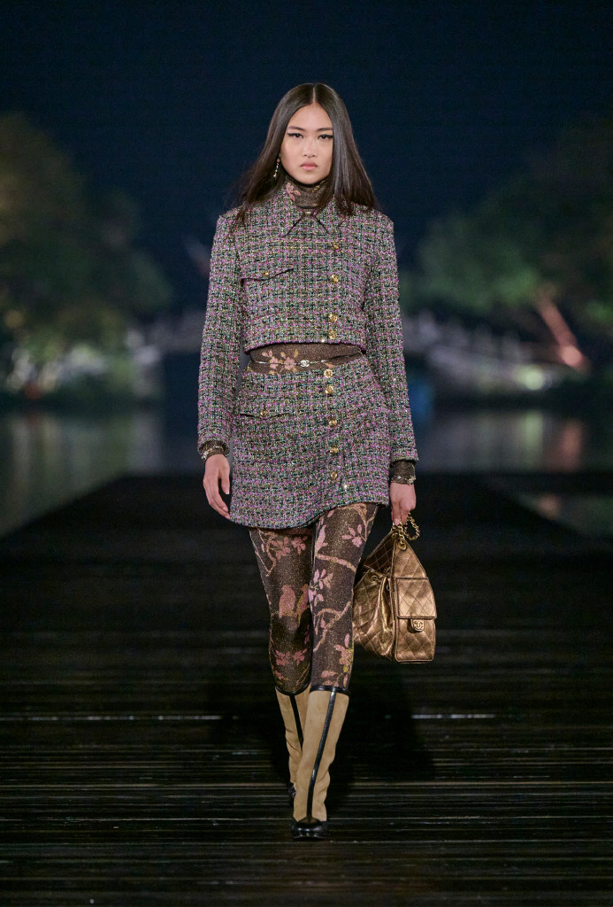 coco-chanel-china-desfile-metiers-art 3 Motivos florais inspirados nos biombos Coromandel em tules