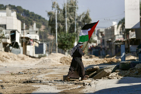 Cidadão levanta bandeira palestina na cidade de Tulkarm, na Cisjordânia. 31/10/2024