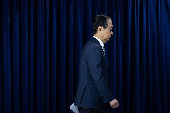 Parlamento da Coreia do Sul aprova impeachment do presidente interino Han Duck-soo