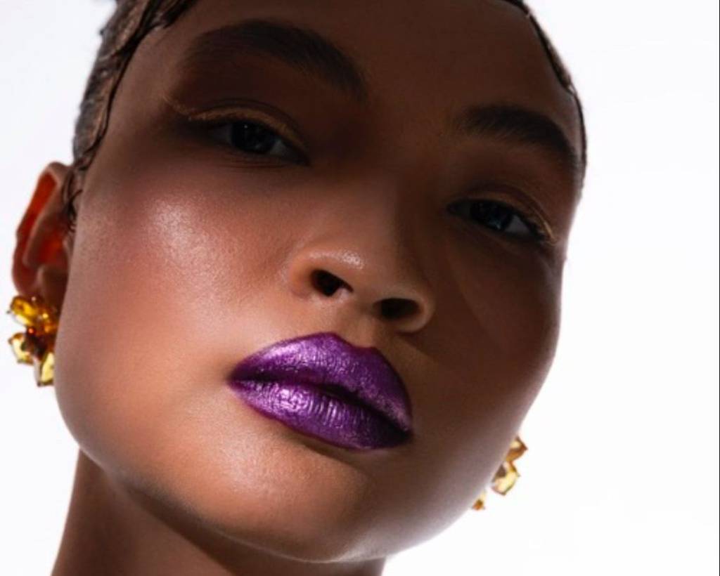 Efeito glow, make monocromática, cabelo “fantasia”: as tendências de beleza para o fim de ano