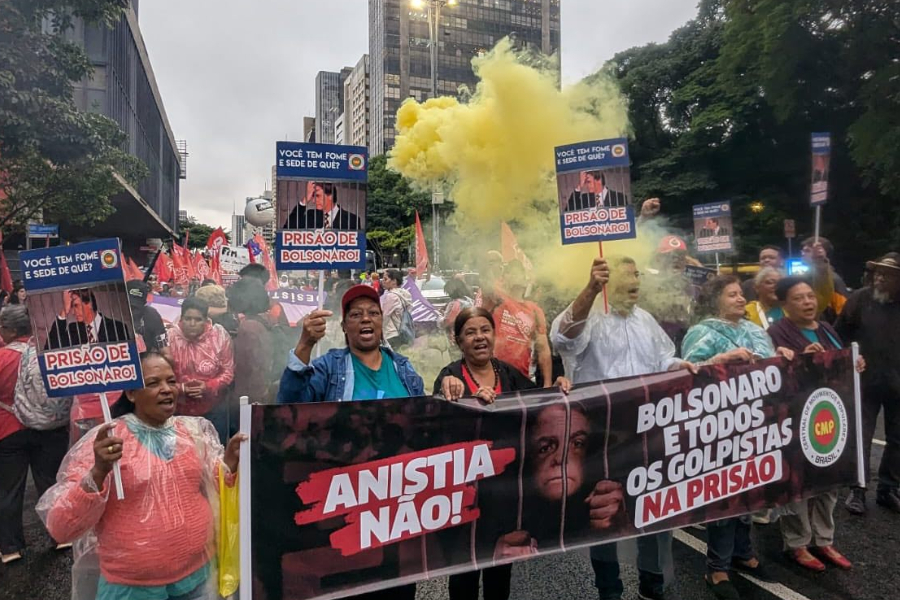 Manifestantes liderados por grupos sindicais se reuniram na Avenida Paulista, em São Paulo, em ato pela prisão do ex-presidente Jair Bolsonaro - 10/12/2024