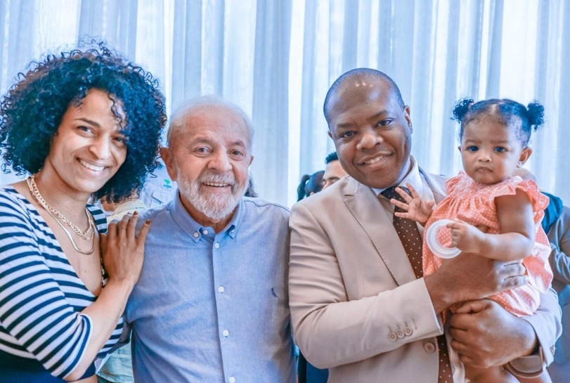 Silvio Almeida e família em foto com o presidente Lula