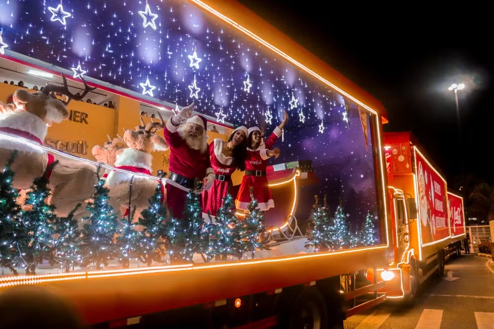 Papai Noel foge após caravana da Coca-Cola ser apedrejada