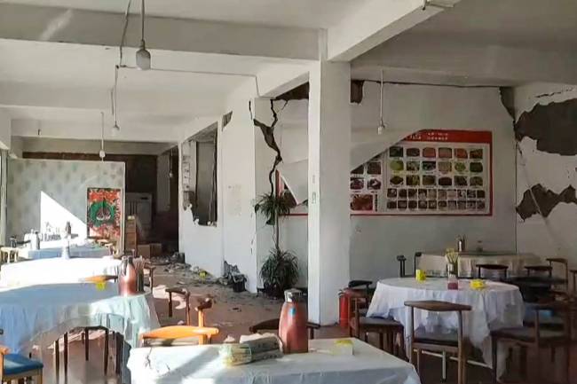 CHINA-NEPAL-QUAKE This frame grab from a user-generated content (UGC) video on January 7, 2025 shows cracks on the walls of a restaurant in Lhatse County in China's Tibet after an earthquake struck the area. A devastating earthquake in China's remote Tibet region killed at least 53 people and collapsed
