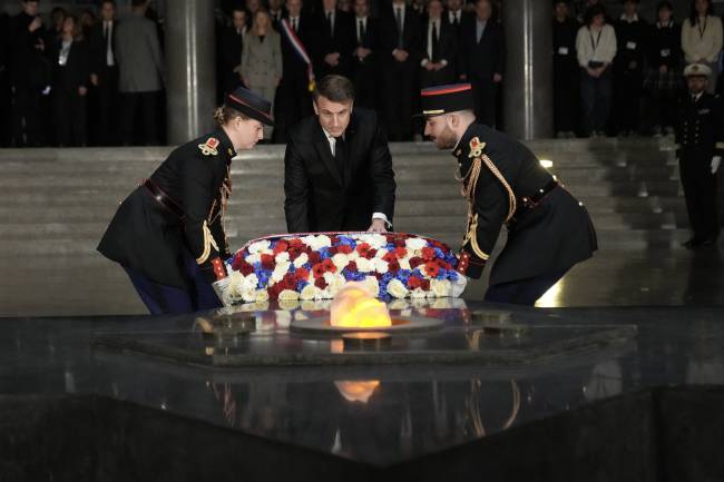 FRANCE-POLAND-GERMANY-POLITICS-HISTORY-WWII-ANNIVERSARY France's President Emmanuel Macron lays a wreath during a ceremony at the Memorial de la Shoah, the Holocaust museum in Paris on January 27, 2025, as the world marks today the 80th anniversary of the liberation of Auschwitz with some few remaining survivors set to attend ceremonues at the site of the notorious Nazi death camp. Auschwitz was the largest of the extermination camps and has become a symbol of Nazi Germany's genocide of six million European Jews, one million of whom died at the site between 1940 and 1945, along with more than 100,000 non-Jews. (Photo by Thibault Camus / POOL / AFP)