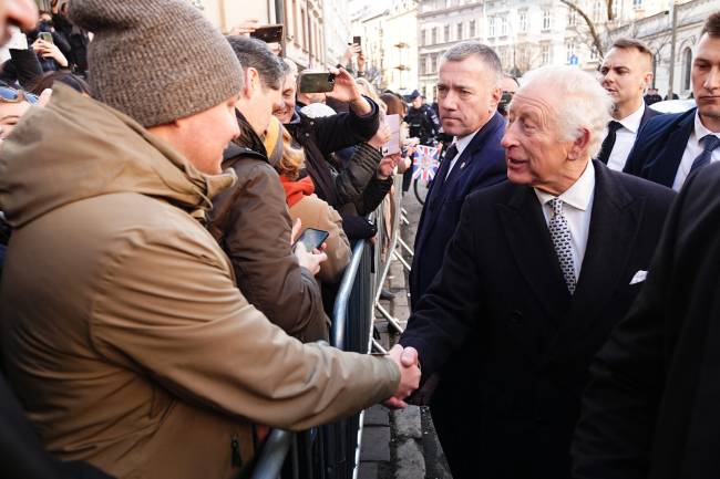 POLAND-GERMANY-HISTORY-WWII-HOLOCAUST-COMMEMORATION King Charles III greets wellwishers during his visit at the Jewish Community Centre (JCC) in Krakow, Poland, on January 27, 2025, ahead of commemorations on the 80th anniversary of the liberation of the German Nazi concentration and extermination camp Auschwitz-Birkenau by the Red Army. The camp was set up by Nazi German occupiers in southern Poland in 1940 and liberated by Soviet troops on January 27, 1945 -- just months before the end of the Second World War. (Photo by Aaron Chown / POOL / AFP)
