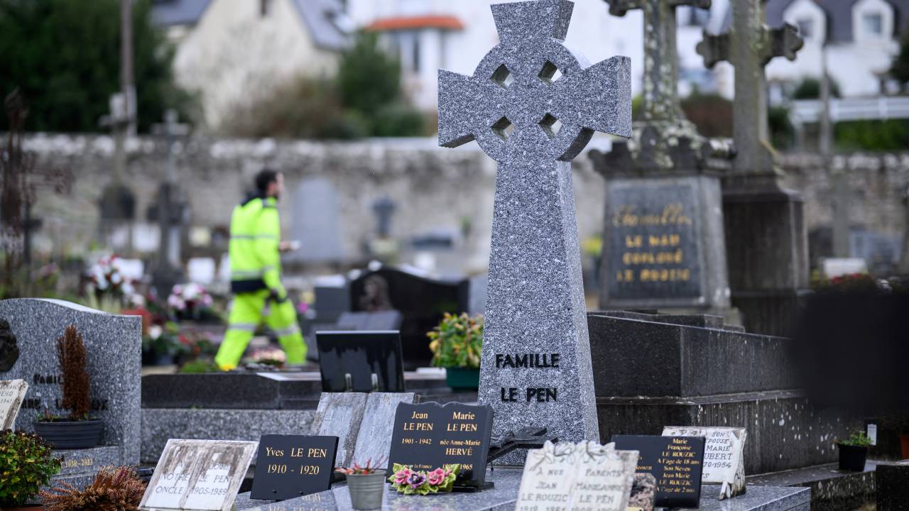 Túmulo da família Le Pen no cemitério de La Trinité-sur-Mer, no nordeste da França. 07/01/2025