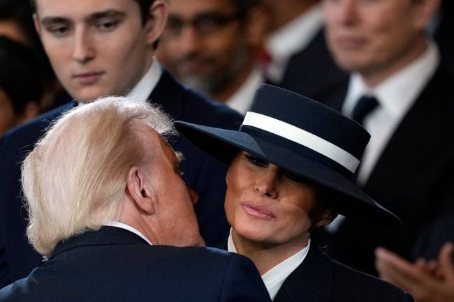 WASHINGTON, DC - JANUARY 20: U.S. President Donald Trump and Melania Trump kiss during his swearing in in the U.S. Capitol Rotunda on January 20, 2025 in Washington, DC. Donald Trump takes office for his second term as the 47th president of the United States. Julia Demaree Nikhinson - Pool/Getty Images/AFP (Photo by POOL / GETTY IMAGES NORTH AMERICA / Getty Images via AFP)