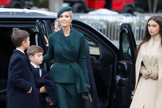 : Ivanka Trump, filha do presidente eleito dos EUA, Donald Trump, chega com sua família para os serviços na Igreja de St. John's em 20 de janeiro de 2025 em Washington, DC.