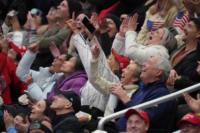 The Inauguration Of Donald J. Trump As The 47th President Pessoas comemoram enquanto assistem à posse do presidente eleito dos EUA, Donald Trump, na Capital One Arena em 20 de janeiro de 2025, em Washington, DC