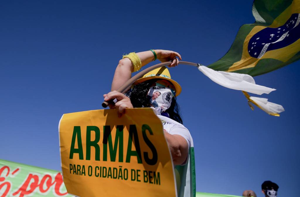 Manifestante em ato pró-armas na Esplanada dos Ministérios ALEGRIA - Manifestante pró-armas em Brasília: livres do “imposto do pecado”