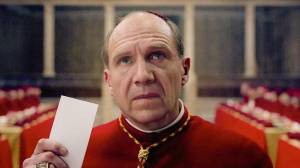Ralph Fiennes em 'Conclave': jogos de poder na disputa entre 'papáveis'