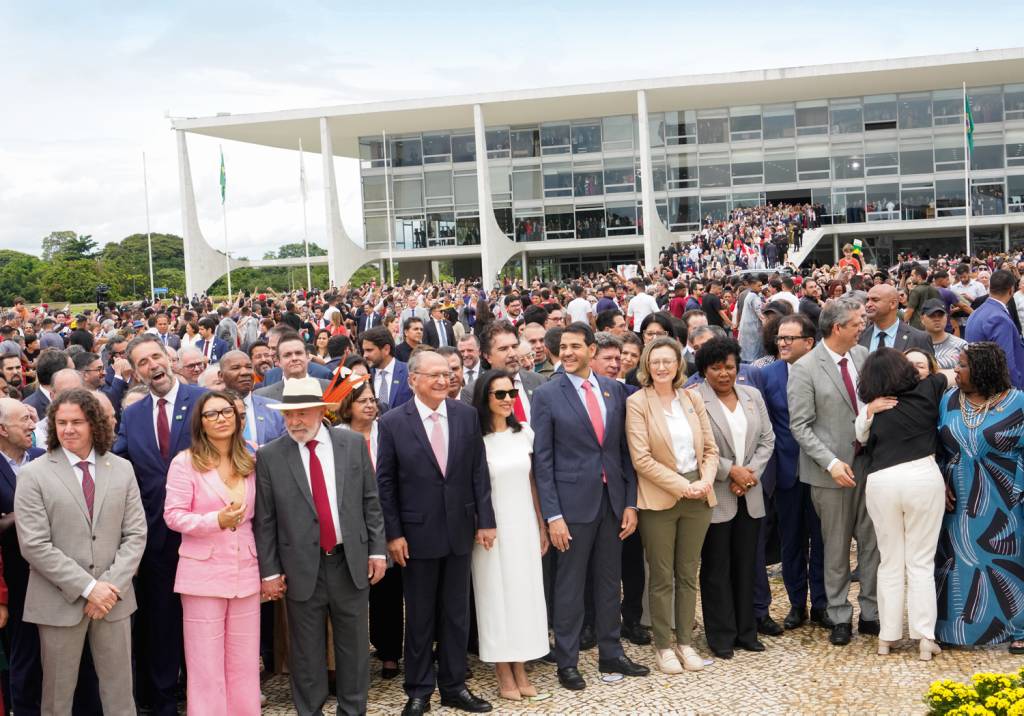 2D-(1)—-8-JANEIRO-2025—SOLENIDADE-q.jpg PELOS FUNDOS - 8 de Janeiro: cerimônia “com viés político-eleitoral” constrangeu e preocupou os oficiais