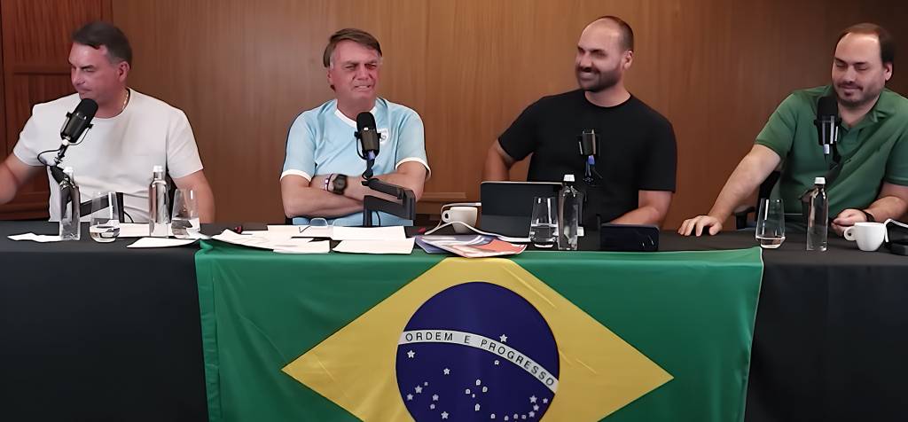3D-(1)-Screen-Shot-2024-12-16-at-23.52.40-(1).png FAMÍLIA UNIDA - Clã Bolsonaro: filhos do ex-presidente e Michelle devem disputar o Senado em 2026