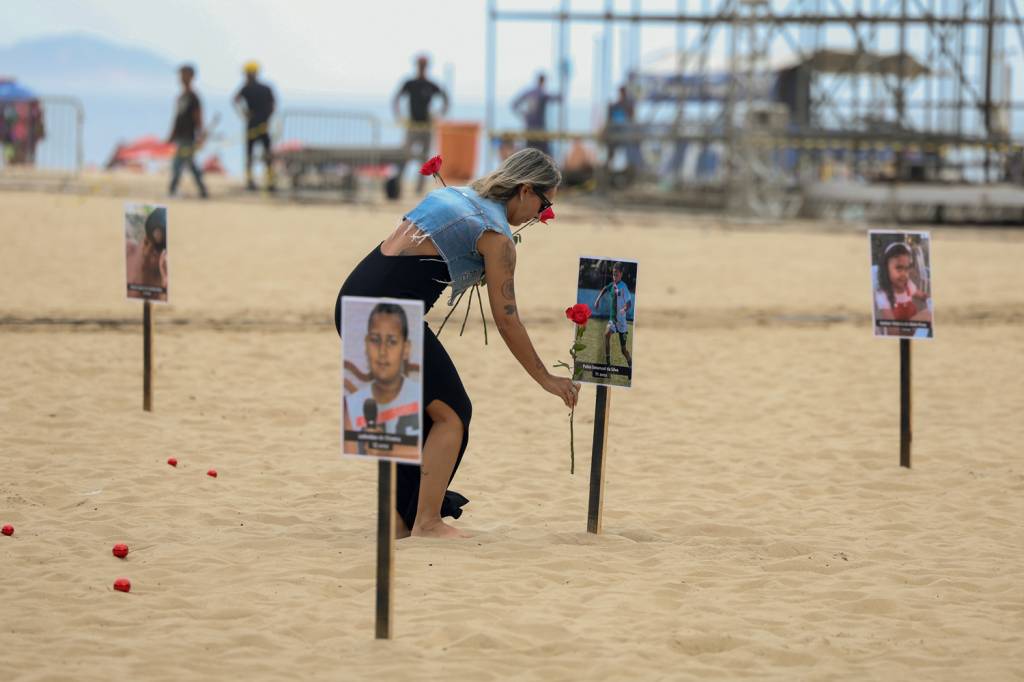 Rio de Paz faz ato contra mortes de crianças por violência TRISTEZA - Ato em memória de crianças mortas no Rio: vítimas de bala perdida