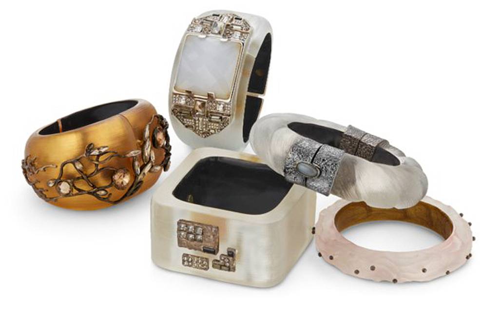 4—2025_NYR_23911_0016_000(a_group_of_five_hand_carved_lucite_bangles_alexis_bittar_21st_century050220)(1).jpg JOIAS RARAS - Lote de anéis e pulseiras: a arte de sempre estar espalhafatosa, sem medo de errar