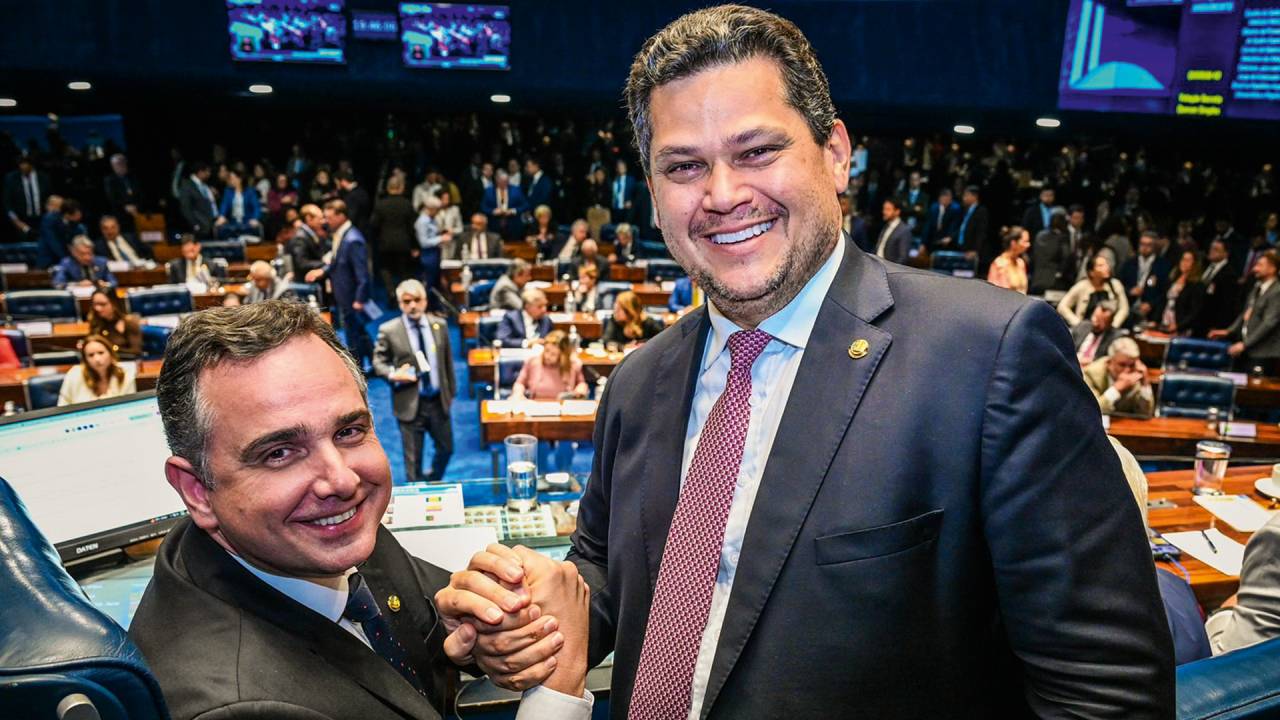 REVEZAMENTO - Pacheco e Alcolumbre: o presidente do Senado foi alçado ao cargo pelo provável futuro presidente