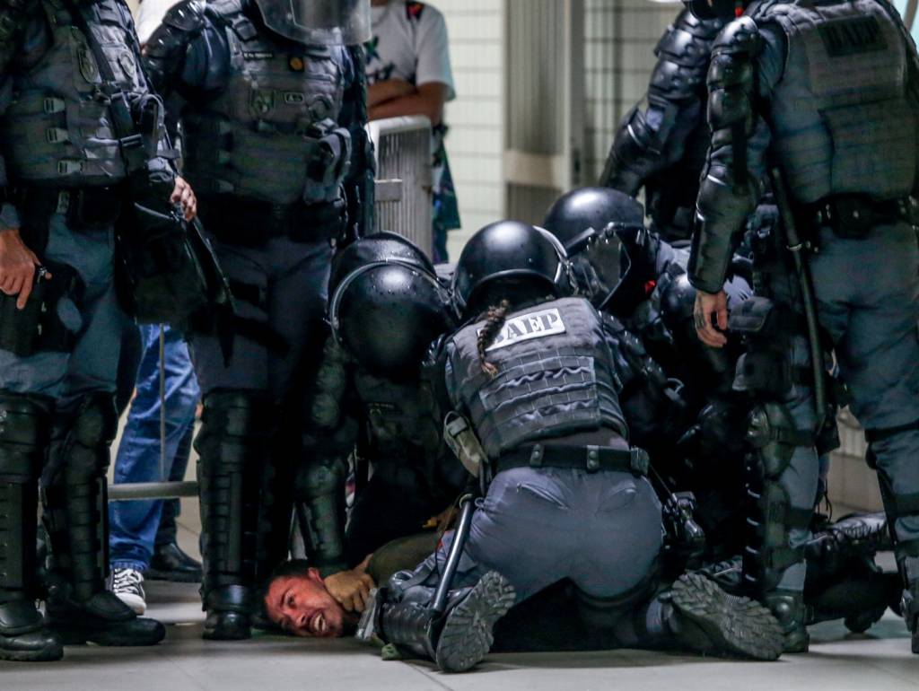 São Paulo SP 18/01/2023 Manifestação no centro da cidade contra o aumento das tarifas do metrô, CPTM e EMTU e contra as privatizações do governo Tarcísio. Policiais no Metro Republicas detém um cidadão .Foto Paulo Pinto/Agencia Brasil TÁTICA - PMs em SP: só o uso da força não resolve o problema da criminalidade