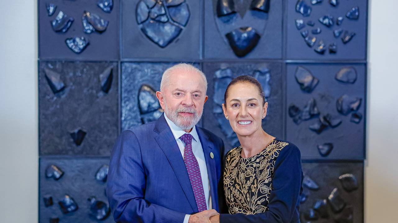 Os presidentes do Brasil, Luiz Inácio Lula da Silva, e do México, Claudia Sheinbaum, durante encontro em outubro do ano passado, na Cidade do México