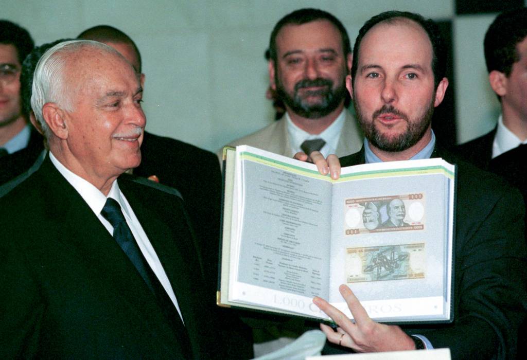 O senador Antonio Carlos Magalhães e o O senador Antonio Carlos Magalhães e o presidente do Banco Central, Armínio Fraga, durante lançamento do livro