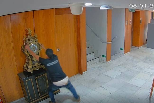 bolsonarista quebra relógio no Planalto .