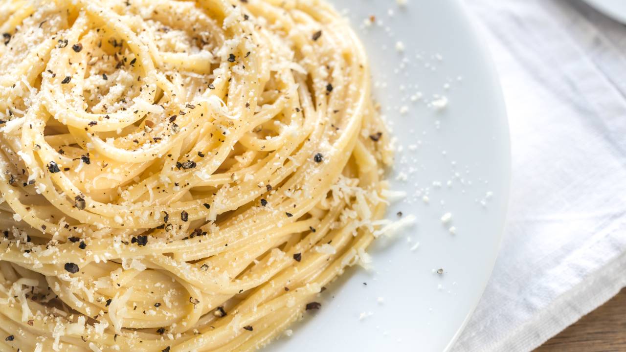 CACIO E PEPE: apesar da lista curta de ingredientes — queijo pecorino, pimenta-do-reino e massa —, a receita é famosa por ser difícil de acertar