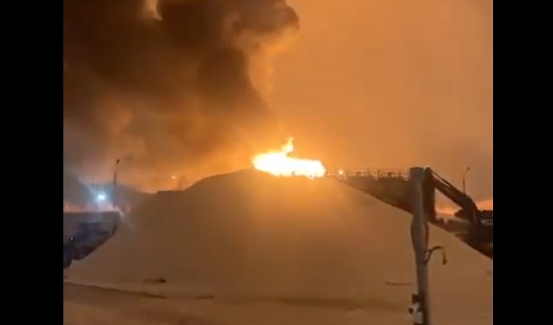 Drones ucranianos atingiram a fábrica química Orgsintez da Rússia em Kazan, incendiando ao menos três tanques. 14/01/2024 -