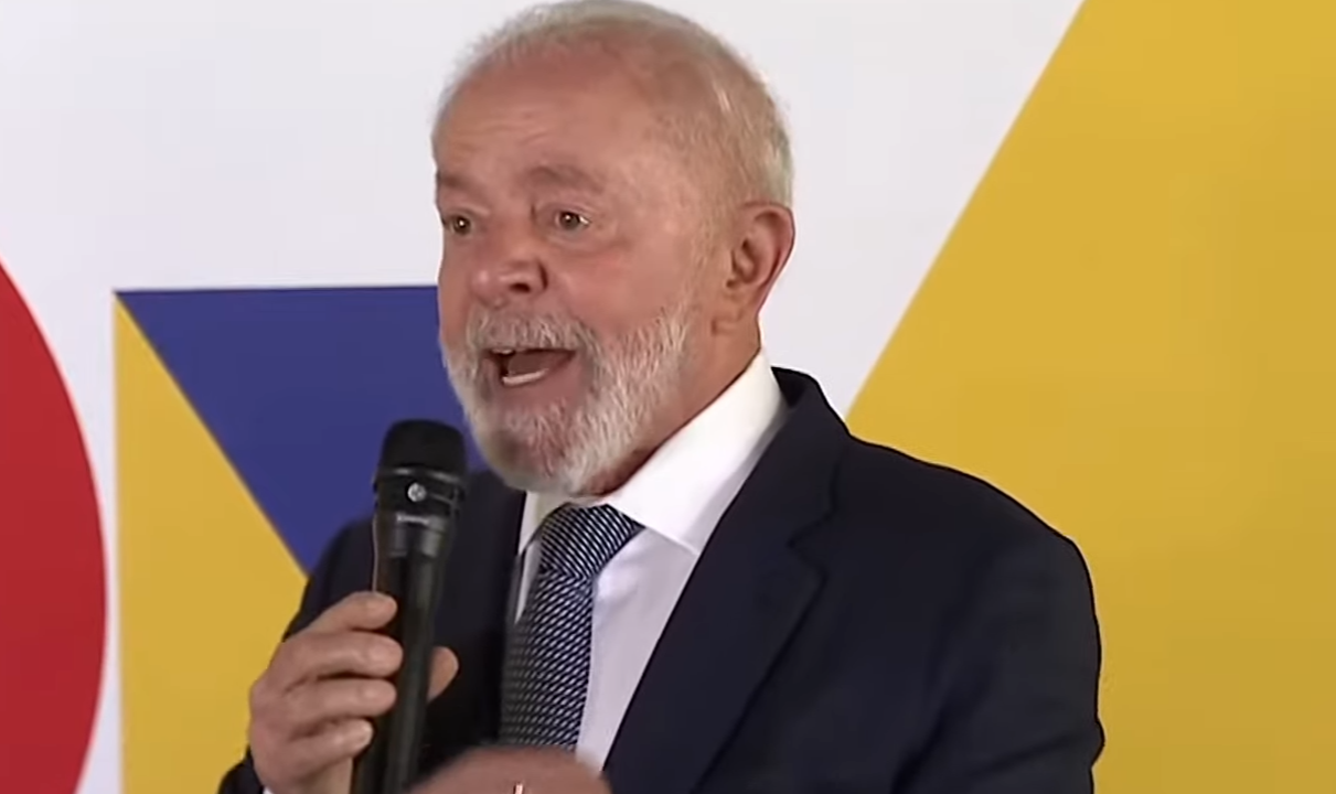 O presidente Luiz Inácio Lula da Silva fala durante reunião ministerial na Granja do Torto, em Brasília, nesta segunda-feira