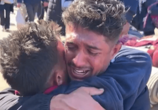 Mahmoud e Ibrahim al-Atout se reencontram na Cidade de Gaza, no norte do enclave, após serem separados pela guerra Israel-Hamas. -