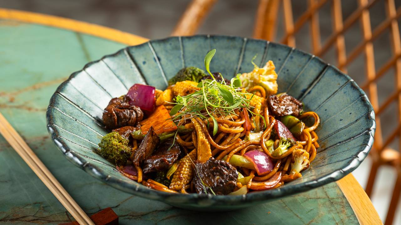 Macarrão Chow Mein, destaque do novo menu do Song Qi