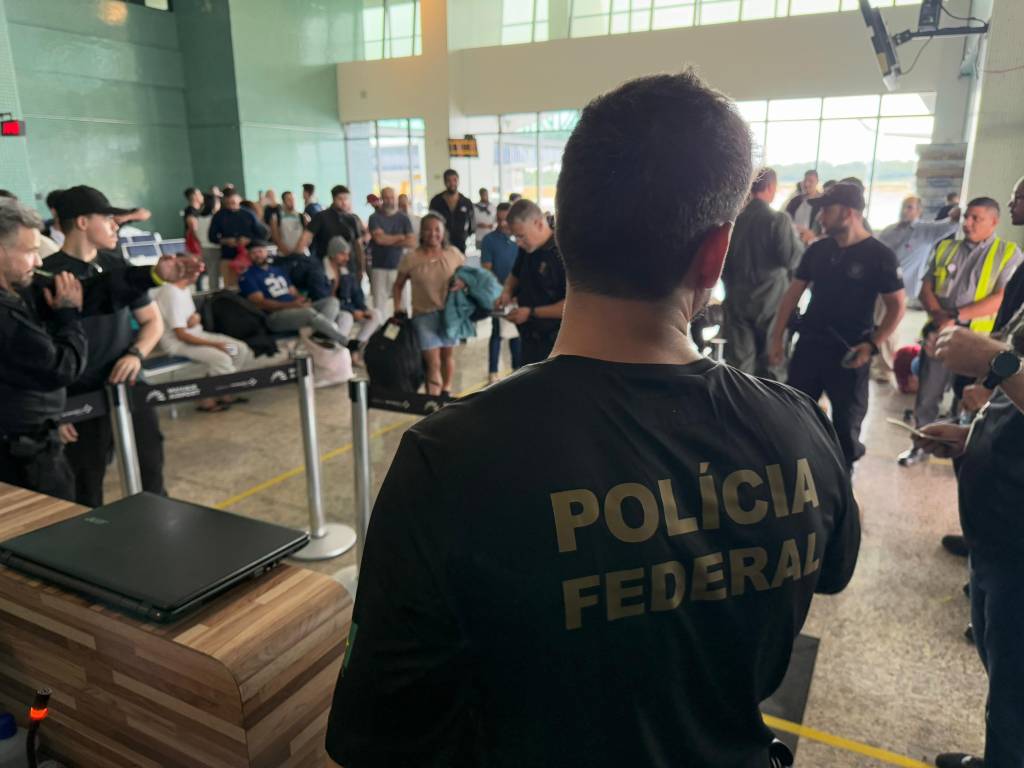 Ministério da Justiça determina retirada de algemas de brasileiros deportados