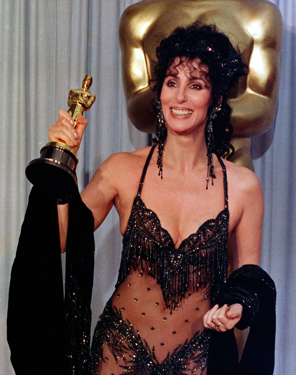 Oscar Winner Cher at Academy Awards 1988 A cantora Cher com o Oscar de melhor atriz pelo filme 'O Feitço da Lua', em 1988