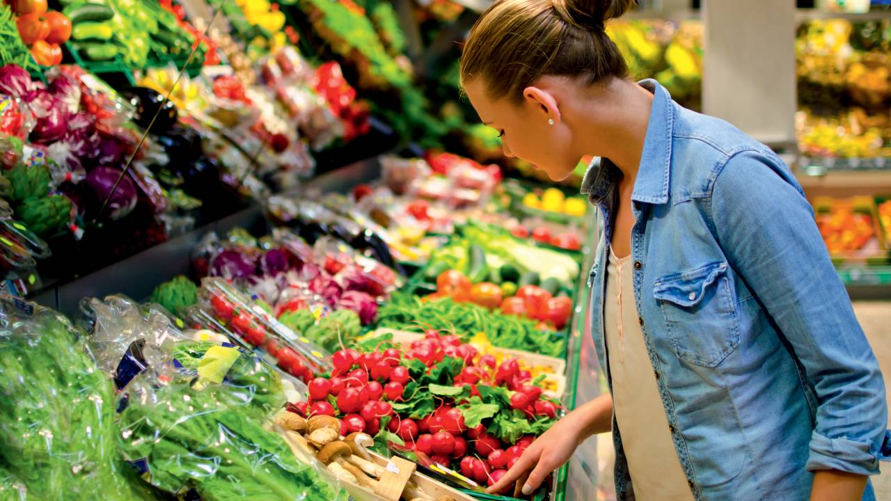 CADA VEZ MAIS CAROS - No supermercado: alimentos puxaram a fila dos itens que mais subiram de preço em 2024