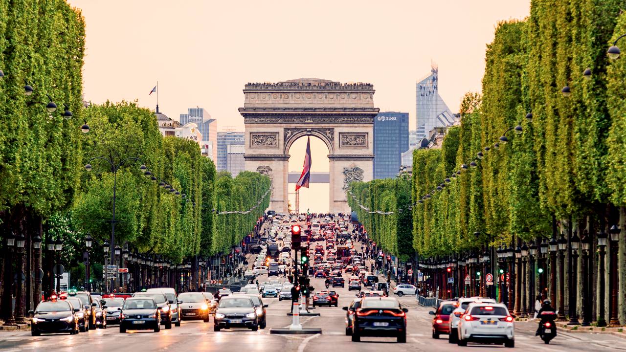 CIDADE VERDE - Champs-Élysées, em Paris: 100 000 árvores plantadas na capital em quatro anos