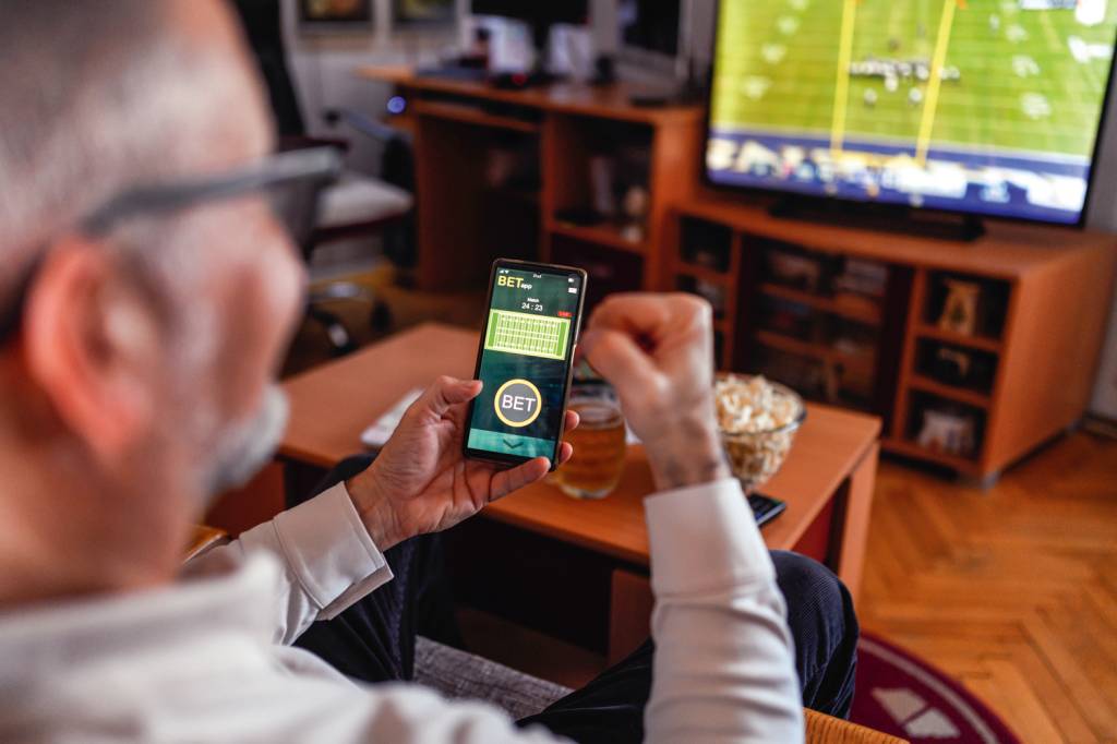 GettyImages-1953097767.jpg Apostador em ação: os jogos on-line movimentam 100 bilhões de reais no Brasil