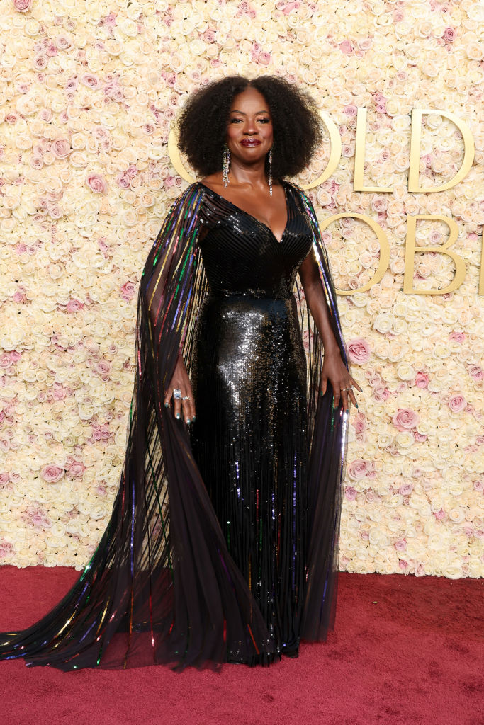 .Viola Davis escolheu um modelo preto e brilhante, com capa de fios da Gucci para o red carpet do Globo de Ouro
