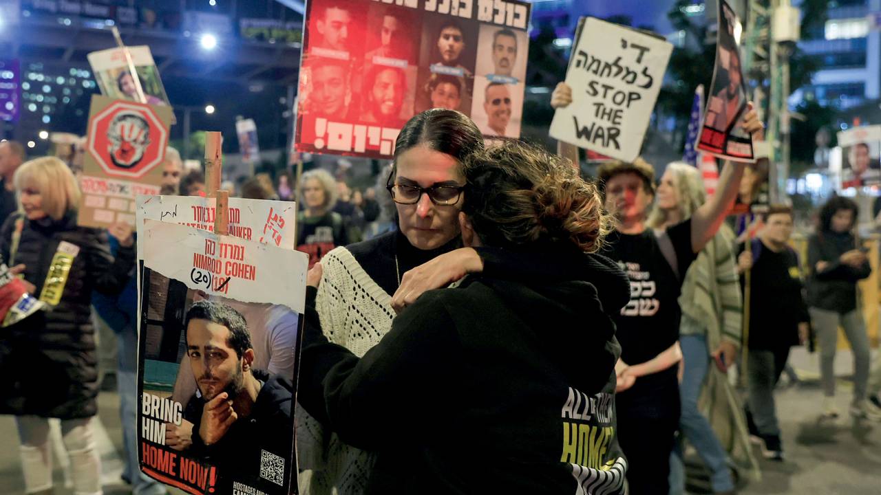 ESPERANÇA DE UM LADO.. - Tel Aviv: comemoração pela expectativa de liberação do primeiro grupo de reféns