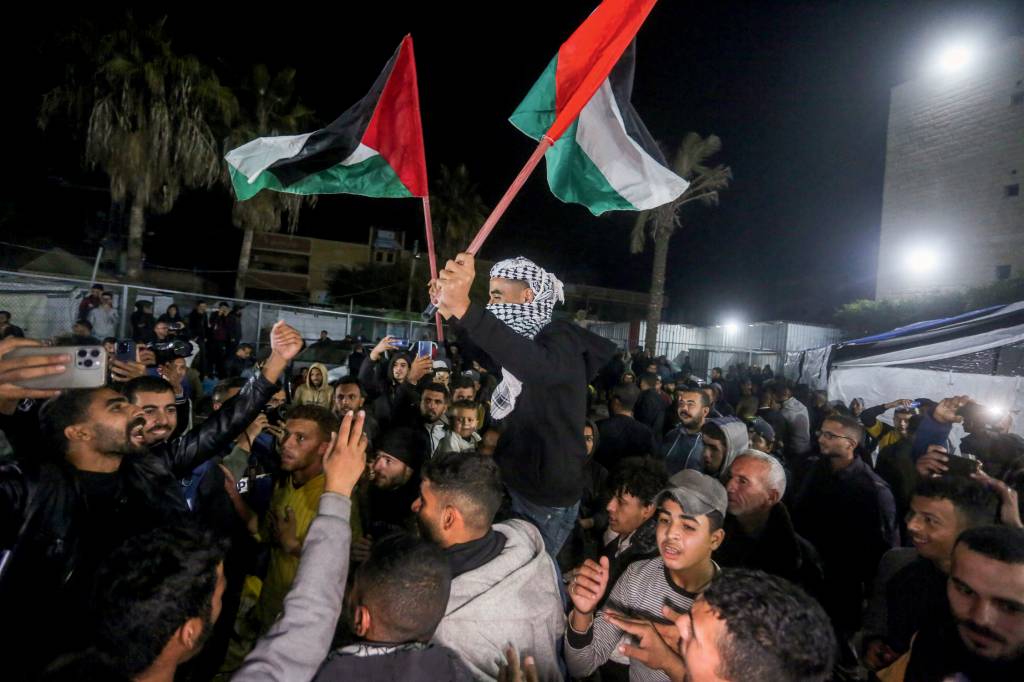 Palestinians celebrate as Trump announces deal reached for hostages in Gaza ...E DO OUTRO - Gaza: população vai às ruas celebrar a perspectiva de fim dos bombardeios e de volta para casa