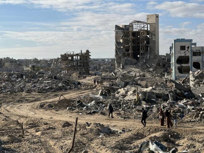 RAFAH, GAZA - JANUARY 20: Palestinians continue to return to their homes following the ceasefire agreement between Hamas and Israel as they face massive destruction in Rafah, Gaza on January 20, 2025. (Photo by Doaa Albaz/Anadolu via Getty Images)