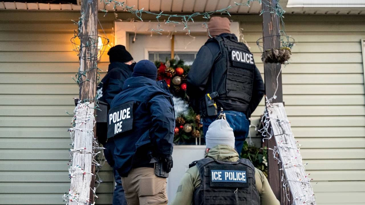 PORTA A PORTA - Batida da polícia na cidade de Chicago: ordem é prender 1 600 pessoas por dia