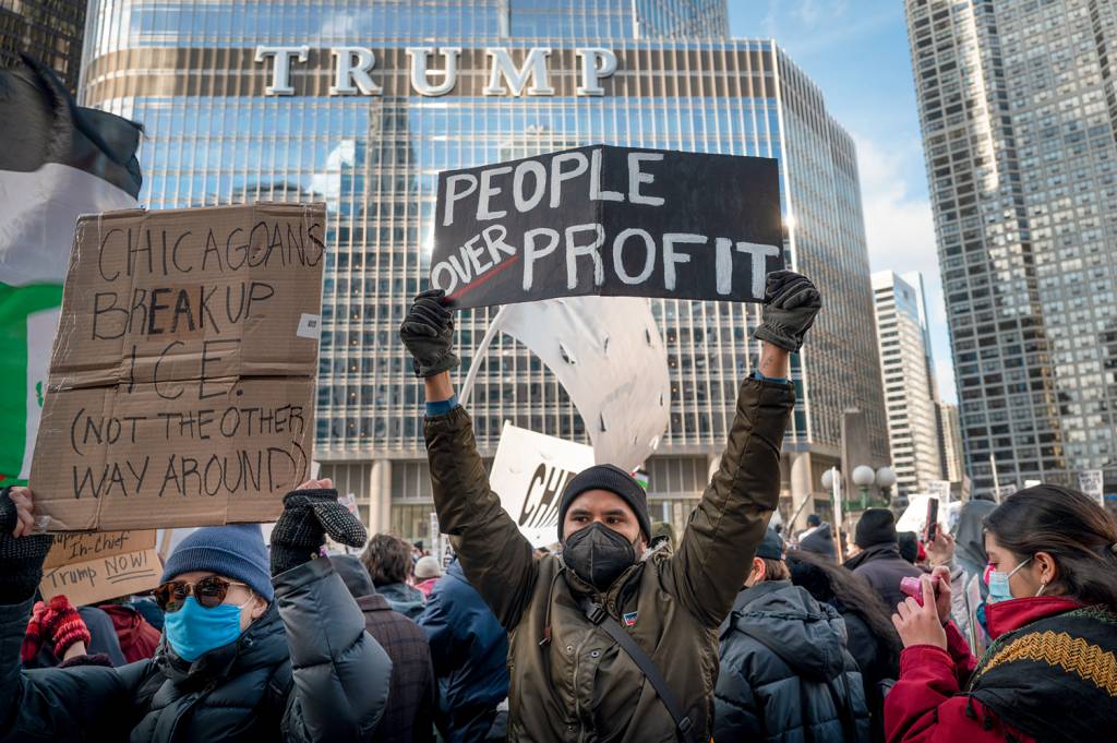 Chicago Activist Groups Hold “March For Justice” Against Trump Administration REAÇÃO - Nova York: protesto contra a nova política em frente à Trump Tower