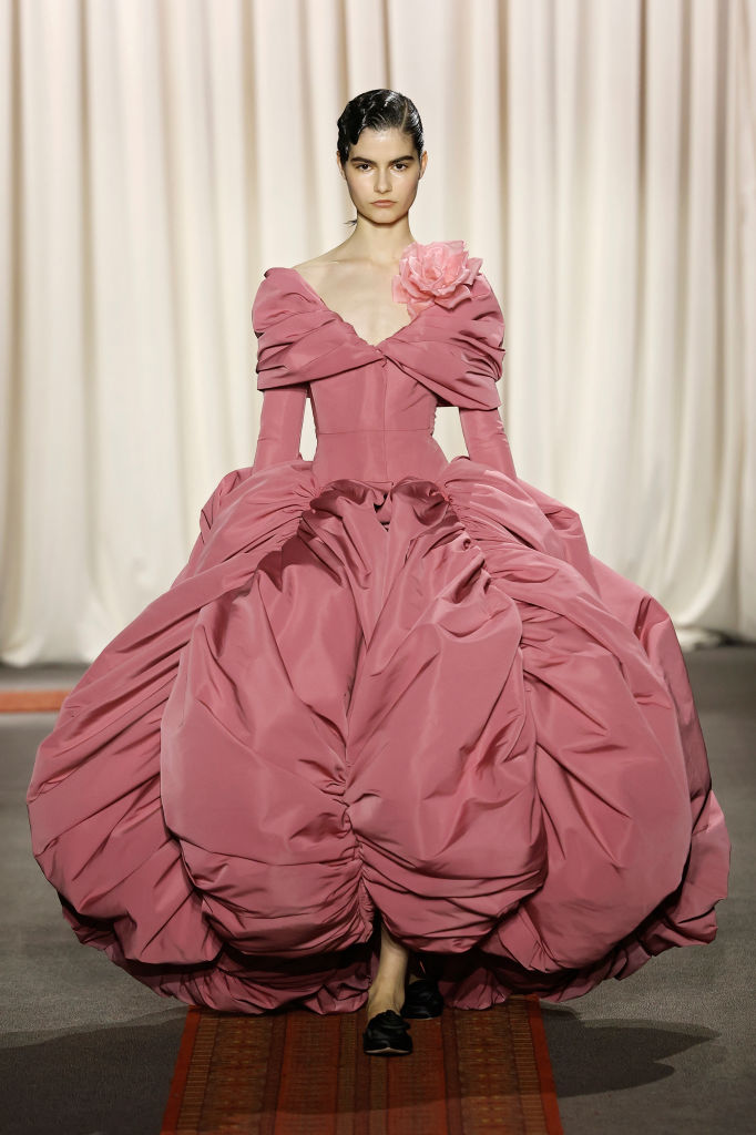 Giambattista Valli: Runway – Paris Fashion Week – Haute Couture Spring-Summer 2025 Giambattista Valli: tons róseos em muitas camadas e volume